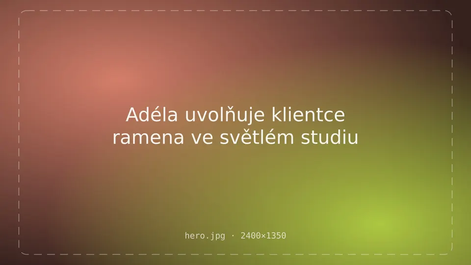 Adéla uvolňuje klientce ramena ve světlém studiu