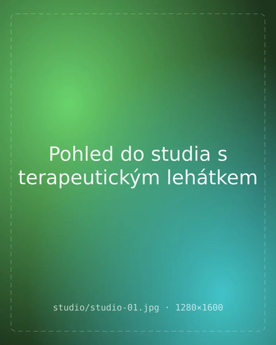 Pohled do studia s terapeutickým lehátkem